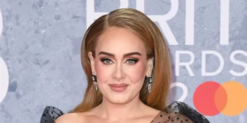 (Видео) Адел им откри го откри полот на бебето на двајца фанови на концерт