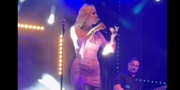 (Видео) Јелена Розга се симна од бина за да бакне фан во публика