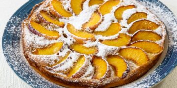 Торта со праски и јогурт