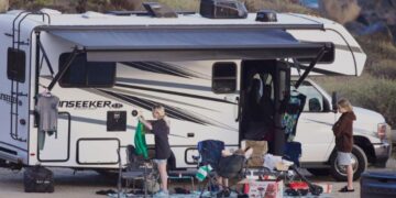 Ѕвездата од Беверли Хилс, Тори Спелинг живее во камп прикола заедно со децата