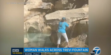 (Видео) Жена влезе во Фонтана ди Треви да наполни шише со вода, па заврши во полиција