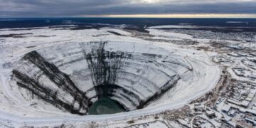 Џиновска дупка што вшмукува во авиони и хеликоптери: мистериозно напуштен рудник за дијаманти