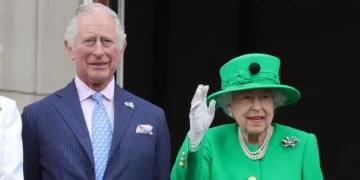 (Видео) Кралот Чарлс ѝ посвети емотивна порака на кралицата Елизабета на првата годишнина од нејзината смрт