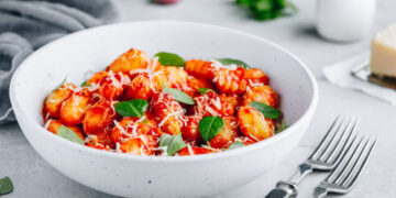 Рецепт за кремасти њоки со болоњезе сос и сирење