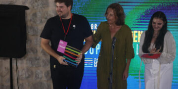 Дина Јашари им ја предаде наградата „Милан Младеновиќ“ на групата Љубичица во Макарска