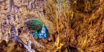 Научници од САД открија уникатна пештера со базен полн со бела течност која наликува на млеко