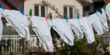 (Видео) Гаќи со ГПС за неверни мажи се продаваат на панаѓур во Шабац