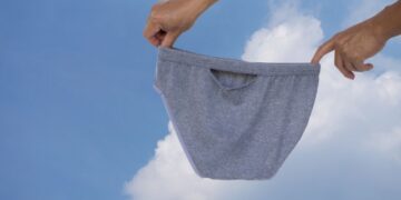 Познатиот бренд „Прада“ продава искинати гаќи за 600 евра