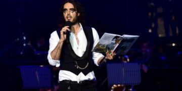 Расел Бренд ги губи сите работни места поради обвиненијата за силување