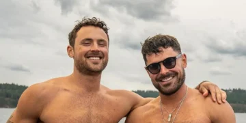 Зак Ефрон и неговиот брат позираа голи на брод