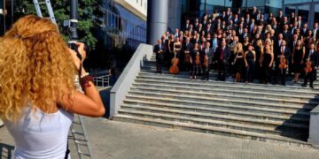 Музичарите од Филхармонија се стокмија во костуми и свечени фустани за новиот програмски каталог