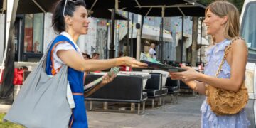 Констракта среде Белград продава од српското улично списание „Лице у лице“