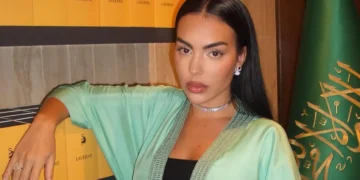 Георгина позира во традиционална абаја, фановите ја критикуваат дека го прекршила кодексот на облекување на Саудиска Арабија