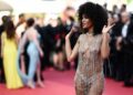 (Фото) Светскиот модел Лејла Депина се прошета гола прекриена само со златни ланци на црвениот тепих на фестивалот во Венеција