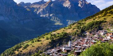 Швајцарското село Албинен на семејства им нуди 50.000 евра за да се преселат во планинаската долина