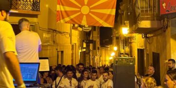 (Видео) Песни од Тоше и Влатко Стефановски ечеа во Шпанија, стотици млади луѓе се забавуваа на македонската вечер во Алкора