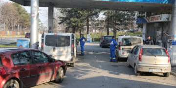 (Видео) Жена се тушира не бензинска пумпа во Далмација