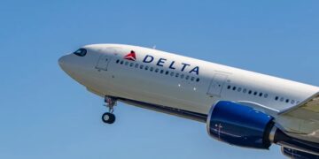 Авион кој летал за Барселона се вратил во САД заради силен пролив на еден патник