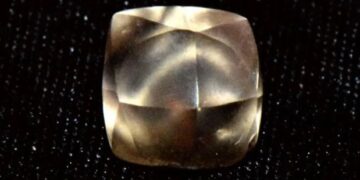 Седумгодишно девојче најде дијамант од 2,95 карати за време на нејзината роденденска забава