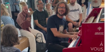 (Видео) Туристи на аеродром во Ница пеат хит од Здравко Чолиќ