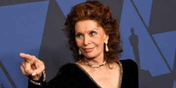 Софија Лорен итно оперирана откако паднала во бањата и скршила колк