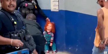 (Видео) Полицијата во Мексико уапси кукла затоа што им заканувала со нож на случајни минувачи