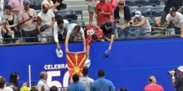 (Фото) Македонски фан побара од Ѓоковиќ да му се потпише на знамето на УС Опен