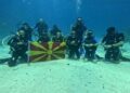 Охриѓани го развиориа македонското знаме во морето кај Хургада во Египет