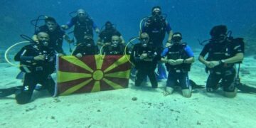 Охриѓани го развиориа македонското знаме во морето кај Хургада во Египет