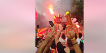 (Видео) Знамиња и факели за европскиот шампион, Иџе пристигна во Македонија