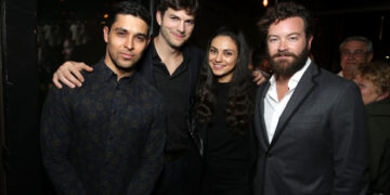 Mила Кунис и Ештон Качер го подржаа актерот Дени Мастерсон осуден за силување на две жени