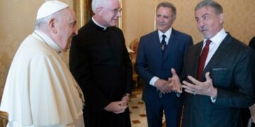 (Видео) Силвестер Сталоне се сретна со Папата ѝ го праша дали сака да боксуваат