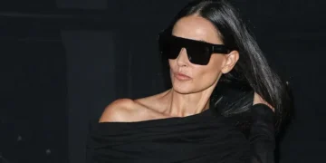 Деми Мур во проѕирен фустан ги покажа градите на Модната недела во Париз