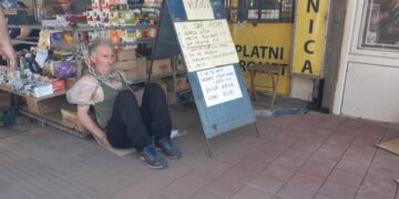 (Фото) Маж се врза со ланци за тезгата на пазарот во Ниш ѝ не дозволи да му ја срушат