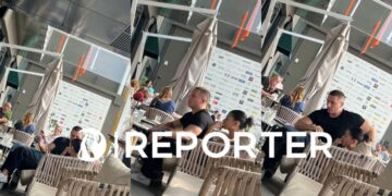 (Фото) Маж се врза со ланци за тезгата на пазарот во Ниш ѝ не дозволи да му ја срушат