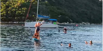 (Видео) Тања Кочовска испраќа бакнежи додека сурфа на даска