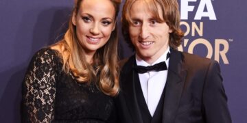 Од телефонски повик за работа до брак со три деца: Љубовната приказна на Лука и Вања Модриќ