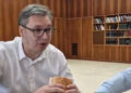 (Видео) Вучиќ со министрите доручкуваше паризер