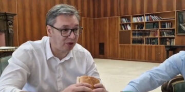 (Видео) Вучиќ со министрите доручкуваше паризер