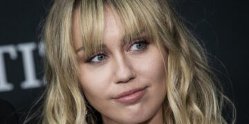 (Фото) По 10 години Мајли Сајрус го смени имиџот и веќе не е русокоса