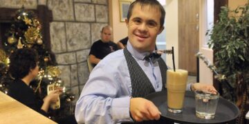 (Видео) Кафуле во Белград нема ценовник, во него служат лица со пречки во развојот