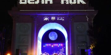 Евергрин журка за сите генерации: скопјани на „Бела ноќ“ се забавуваа со песните на Кире Костов