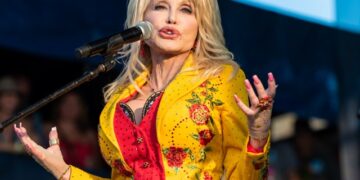 Доли Партон: Дедо ми ме претепа затоа што изгледав како локална проститутка