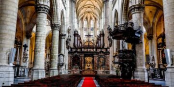 Скандал во црква во Полска: свештеници организирале забава со оргии