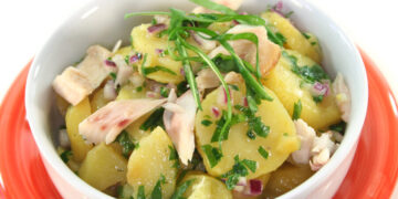 Рецепт за салата со компир, пиперки и риба