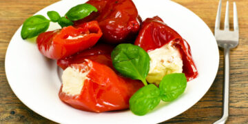 Рецепт за полнети пиперки со сирење