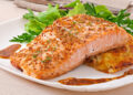 Рецепт за печен лосос со прелив од мед и сенф