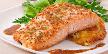 Рецепт за печен лосос со прелив од мед и сенф