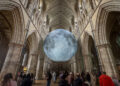 Џиновска месечина во лондонската катедрала, направена од сликите на НАСА