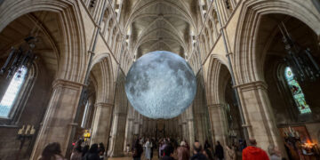 Џиновска месечина во лондонската катедрала, направена од сликите на НАСА